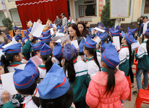 Thúy Hạnh vượt đường xa đi từ thiện - 4