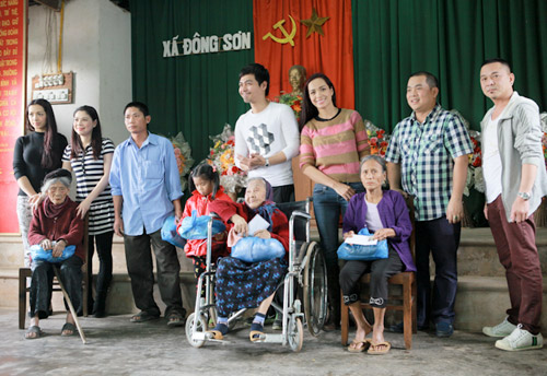 Thúy Hạnh vượt đường xa đi từ thiện - 14