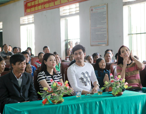 Thúy Hạnh vượt đường xa đi từ thiện - 12