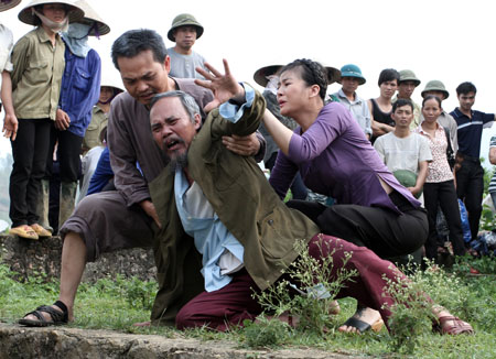 Làng ma - 10 năm sau: Bình cũ rượu mới - 3