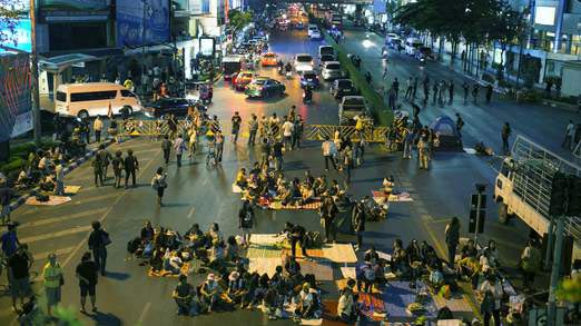 Thái Lan: Du khách ồ ạt chạy loạn khỏi Bangkok - 1