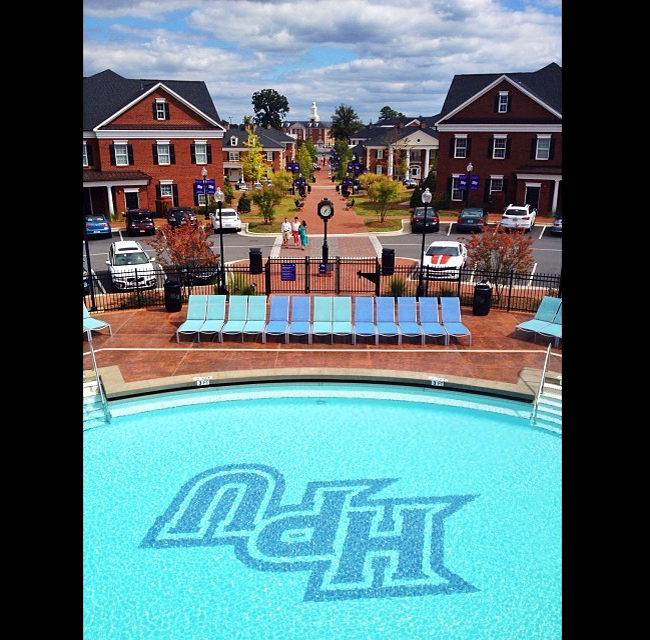 Đại học High Point còn khiến hàng ngàn sinh viên phải ngưỡng mộ với rất nhiều bể bơi và bồn tắm được xây dựng trong khuôn viên trường.
