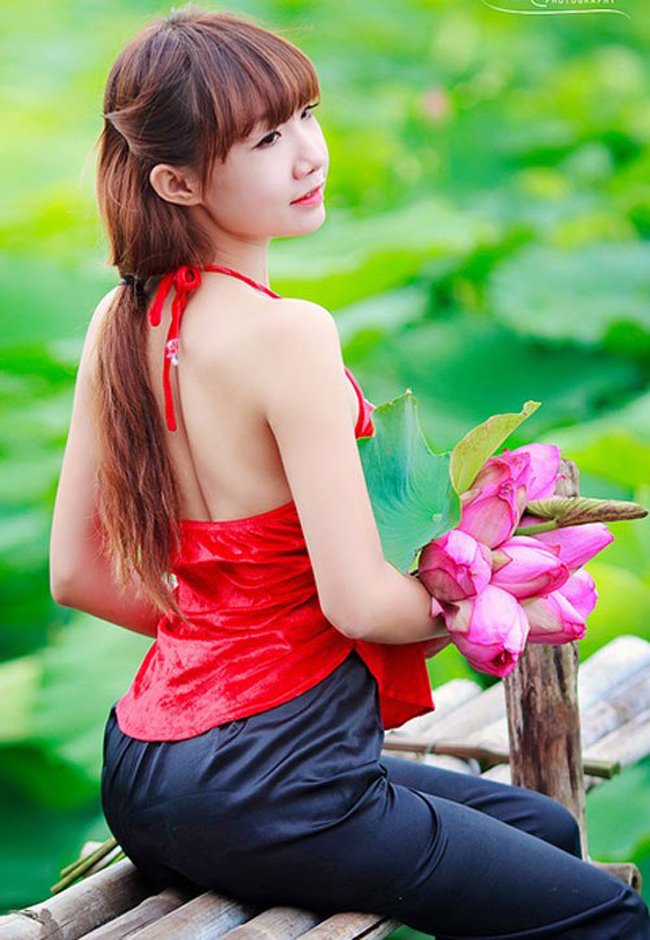 Người đẹp Băng Châu nổi bật làn da tuổi thanh xuân với yếm đào đỏ nổi bật.
