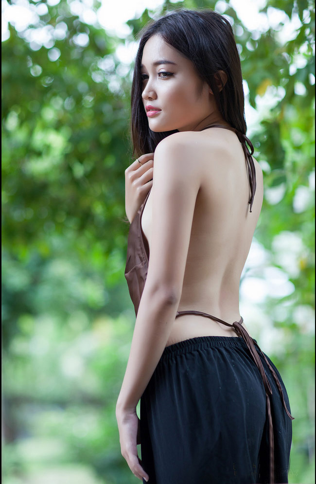 Bờ lưng đẹp khó cưỡng của hotgirl Bảo Trúc.
