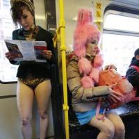 Phi thường - kỳ quặc - Rủ nhau "không mặc quần đi tàu điện"