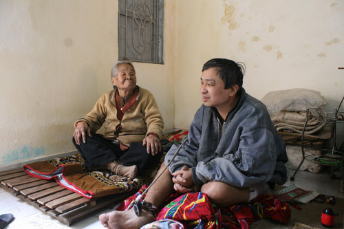 Đắng lòng mẹ già 20 năm xích con ở chân giường - 3