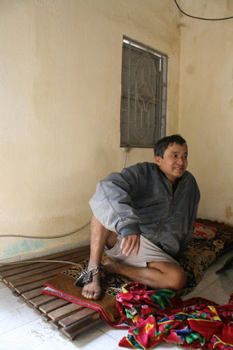 Đắng lòng mẹ già 20 năm xích con ở chân giường - 2