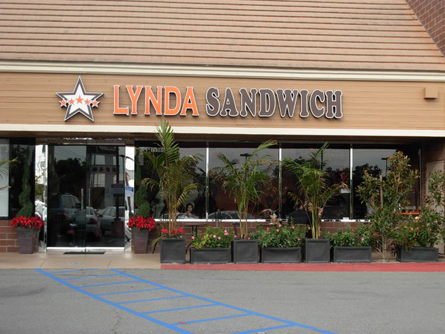 Vợ chồng ca sĩ Lynda Trang Đài có một tiệm sandwich nhỏ ở khu Little Saigon - California.
