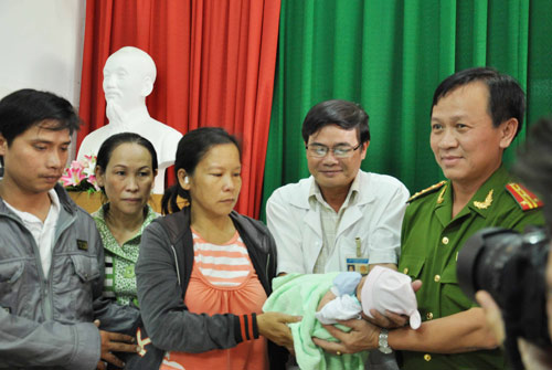 Phá vụ bé trai bị bắt cóc: Bộ trưởng CA khen thưởng - 1