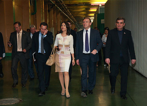 Nga: Muốn dùng quà tặng, quan chức phải mua lại - 1