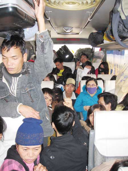 Hành trình về Tết: Sợ nhồi nhét, đấm, tát - 1