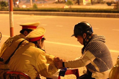 Nói tiếng Hàn, khóc tiếng… Việt khi bị giữ xe - 1