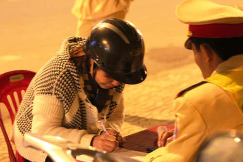 Nói tiếng Hàn, khóc tiếng… Việt khi bị giữ xe - 2