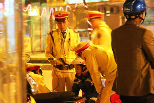 Nói tiếng Hàn, khóc tiếng… Việt khi bị giữ xe - 4