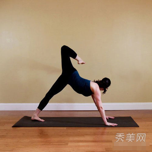 10 động tác yoga giúp chân tay săn chắc - 2