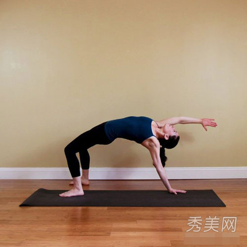 10 động tác yoga giúp chân tay săn chắc - 3