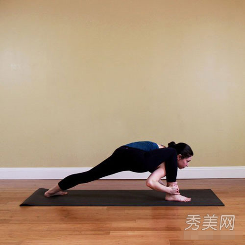 10 động tác yoga giúp chân tay săn chắc - 4