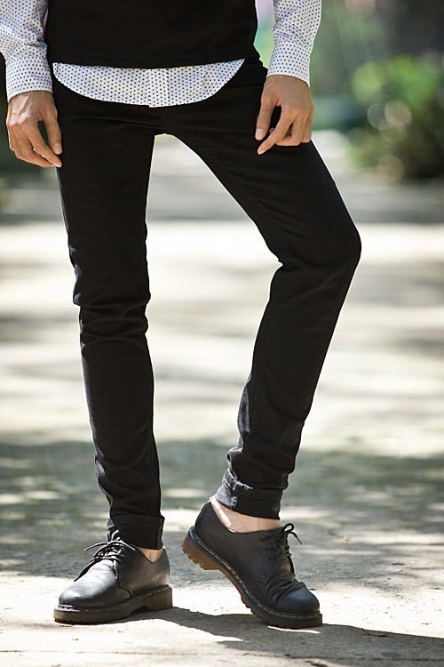 Chàng công sở điệu đà với áo jeans, quần rách - 6