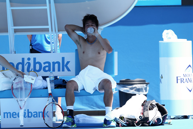 Tay vợt người Nhật Bản Kei Nishikori không vội mặc áo để tận dụng khoảng thời gian ít ỏi trong trạng thái mát mẻ.
