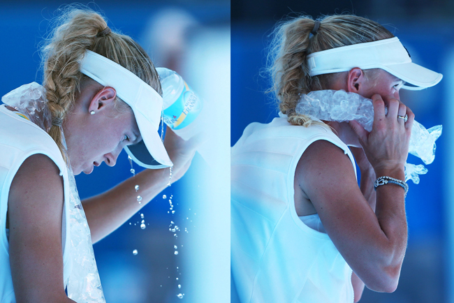 Caroline Wozniacki phải cậy nhờ những gói đá viên để làm dịu sức nóng.
