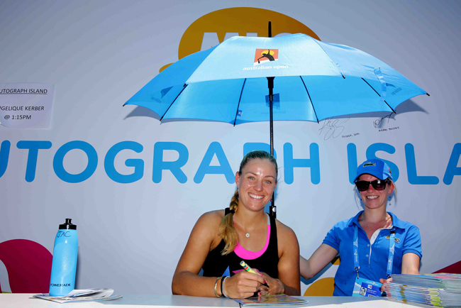 Số 9 thế giới Angelique Kerber nở nụ cười tươi trên khuôn mặt mướt mồ hôi.
