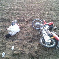 Pháp luật - Nam thanh niên chết bất thường dưới ruộng