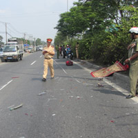 Tin tức trong ngày - Đón xe về quê ăn Tết, bị xe tải tông chết
