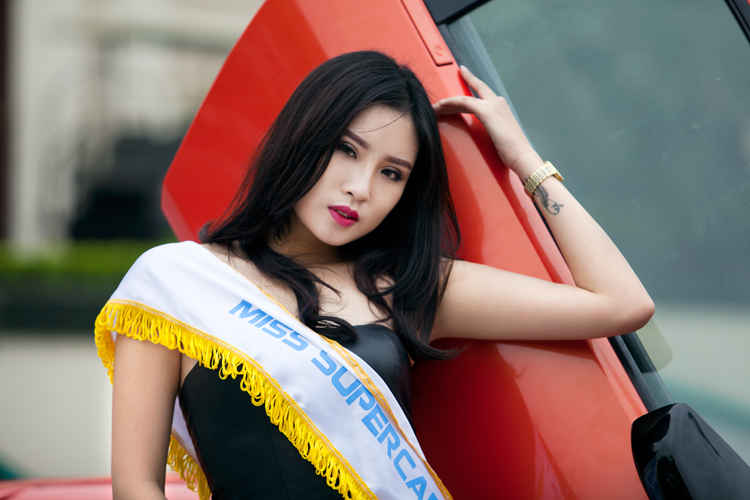 Với những đường cong gợi cảm, ánh mắt hút hồn, hotgirl Việt đã có những shoot hình ấn tượng bên 'siêu bò' Lamborghini Mucielago 
