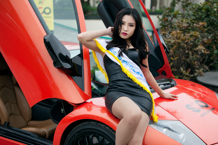 Hotgirl Việt khoe đường cong hút hồn bên Lamborghini - 4