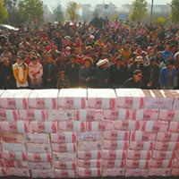 Tin tức trong ngày - Nông dân TQ “xây” bức tường tiền dài… 2m