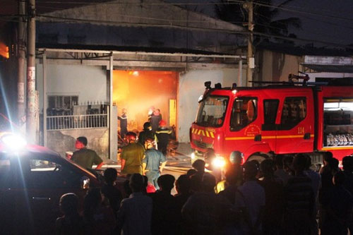 TPHCM: Kho vải cháy ngút trời, dân sơ tán khẩn - 2