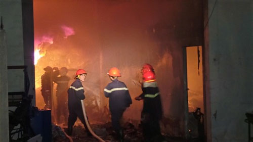 TPHCM: Kho vải cháy ngút trời, dân sơ tán khẩn - 3