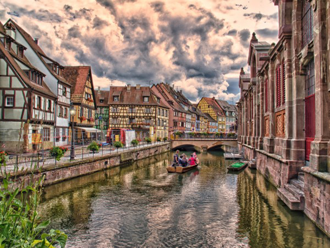 Thị trấn Colmar, thuộc vùng Alsace, Pháp nổi tiếng là vùng đất yên bình và thơ mộng. Những khu phố cổ mang nhiều nét kiến trúc độc đáo được gìn giữ gần như nguyên vẹn khiến Colmar trở thành một trong những điểm du lịch hấp dẫn nhất ở Pháp.
