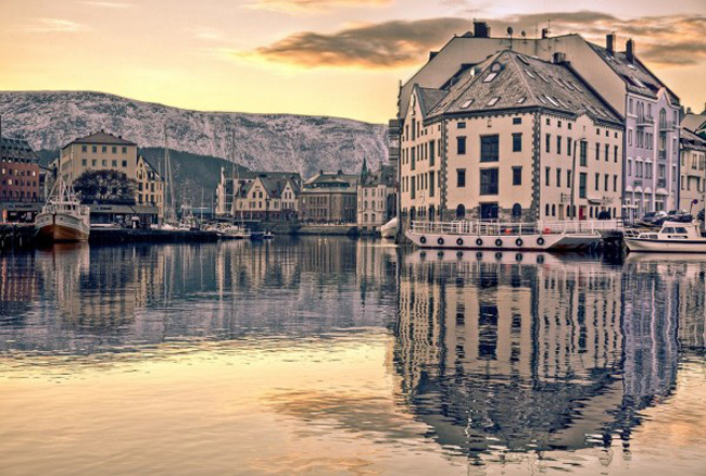 Alesund (Na Uy) là cảng biển xinh đẹp được xây dựng từ thế kỷ thứ 10, nơi đây nổi tiếng với tòa nhà nghệ thuật Nouveau.
