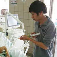 Tin tức trong ngày - Cảm động người chồng 5 năm tận tụy chăm vợ bệnh