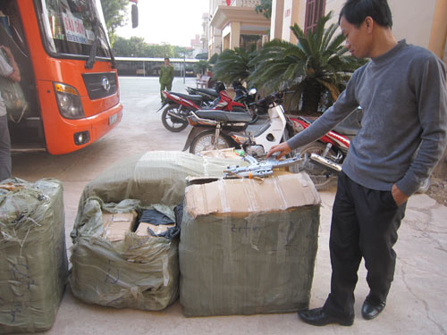 Bắt xe khách vận chuyển pháo lậu và đồ chơi bạo lực - 2