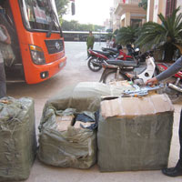 Tin tức trong ngày - Bắt xe khách vận chuyển pháo lậu và đồ chơi bạo lực