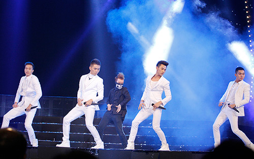 Đông Nhi đọ đường cong với Thu Minh - 7