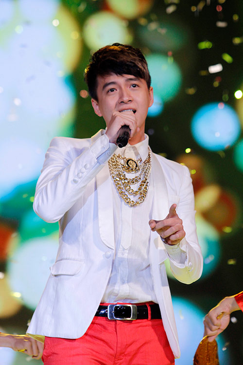 Đông Nhi đọ đường cong với Thu Minh - 11