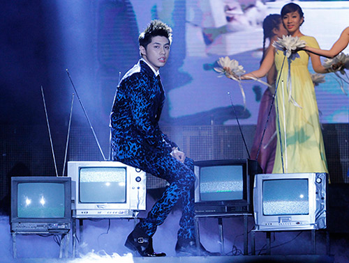 Đông Nhi đọ đường cong với Thu Minh - 10