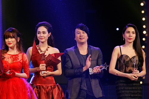 Đông Nhi đọ đường cong với Thu Minh - 12