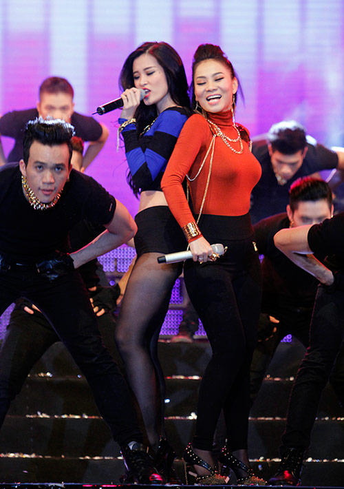 Đông Nhi đọ đường cong với Thu Minh - 4