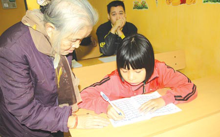 Bà giáo 82 tuổi và những học trò tật nguyền - 1