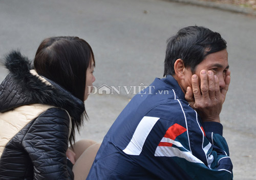 Người thân khóc ngất khi nhận xác thợ mỏ - 2