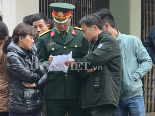 Người thân khóc ngất khi nhận xác thợ mỏ - 3