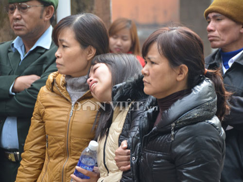 Người thân khóc ngất khi nhận xác thợ mỏ - 4