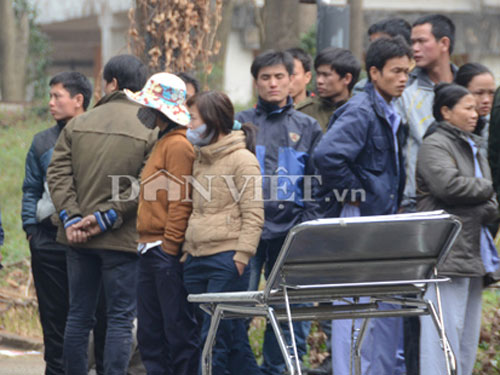 Người thân khóc ngất khi nhận xác thợ mỏ - 5