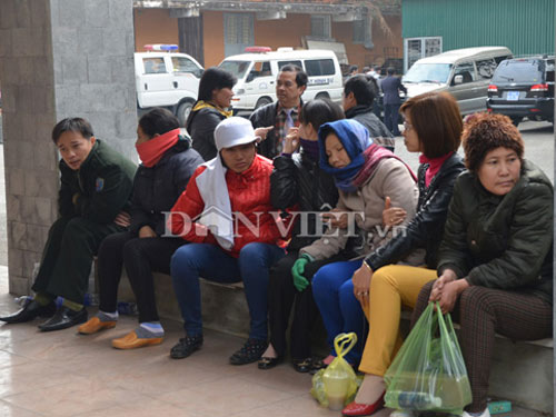 Người thân khóc ngất khi nhận xác thợ mỏ - 6