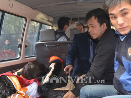 Người thân khóc ngất khi nhận xác thợ mỏ - 7