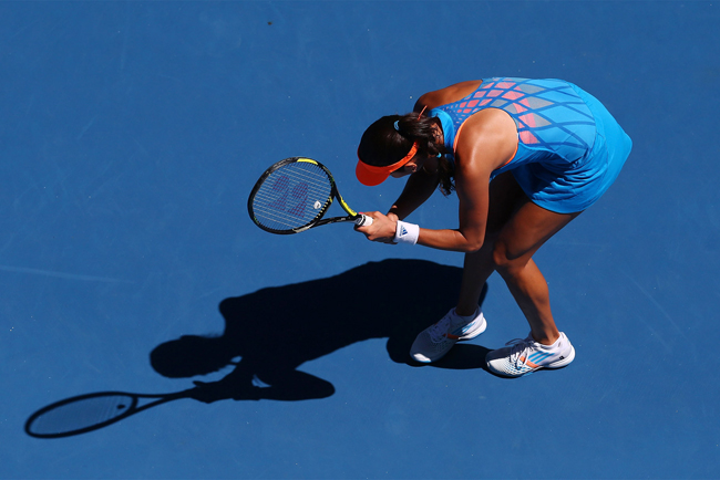 Là một trong những mỹ nhân của làng banh nỉ nhưng có vẻ bộ đồ thi đấu của Adidas mà Ana Ivanovic mặc tại Australian Open 2014 hơi màu mè.
